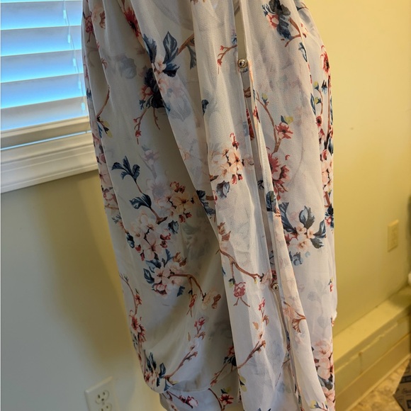 White House Black Market Tops - 💥 Gorgeous WHBM Floral Blouse with Fitted Neckline
